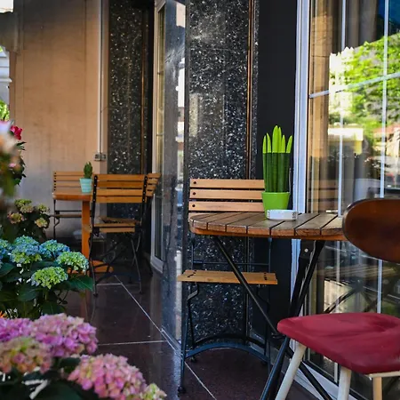 Kuta's 5 * Tirana
