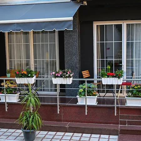 Kuta's 5 Apartment *